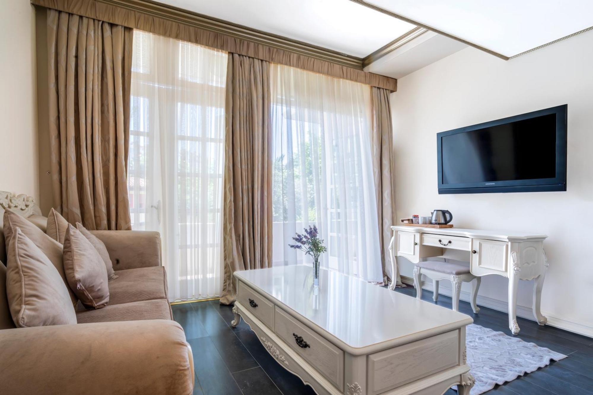 Elegance East Готель