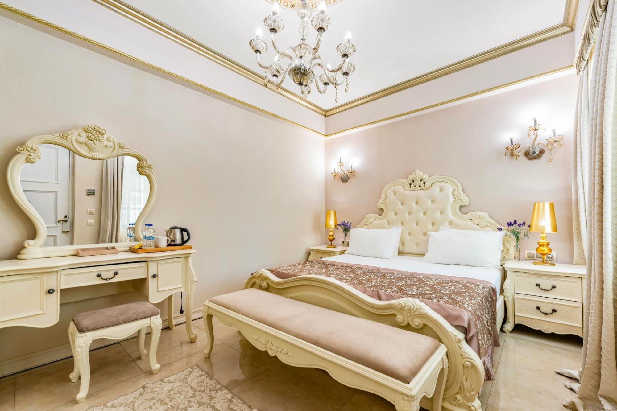 מלון Elegance East 4*